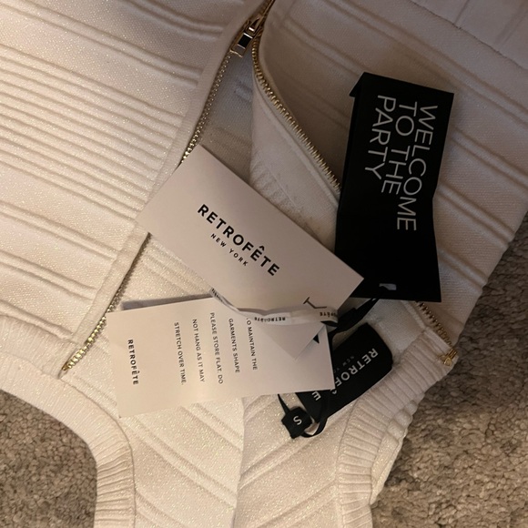 Elegant White Button-Front Dress - Picture 7 of 8